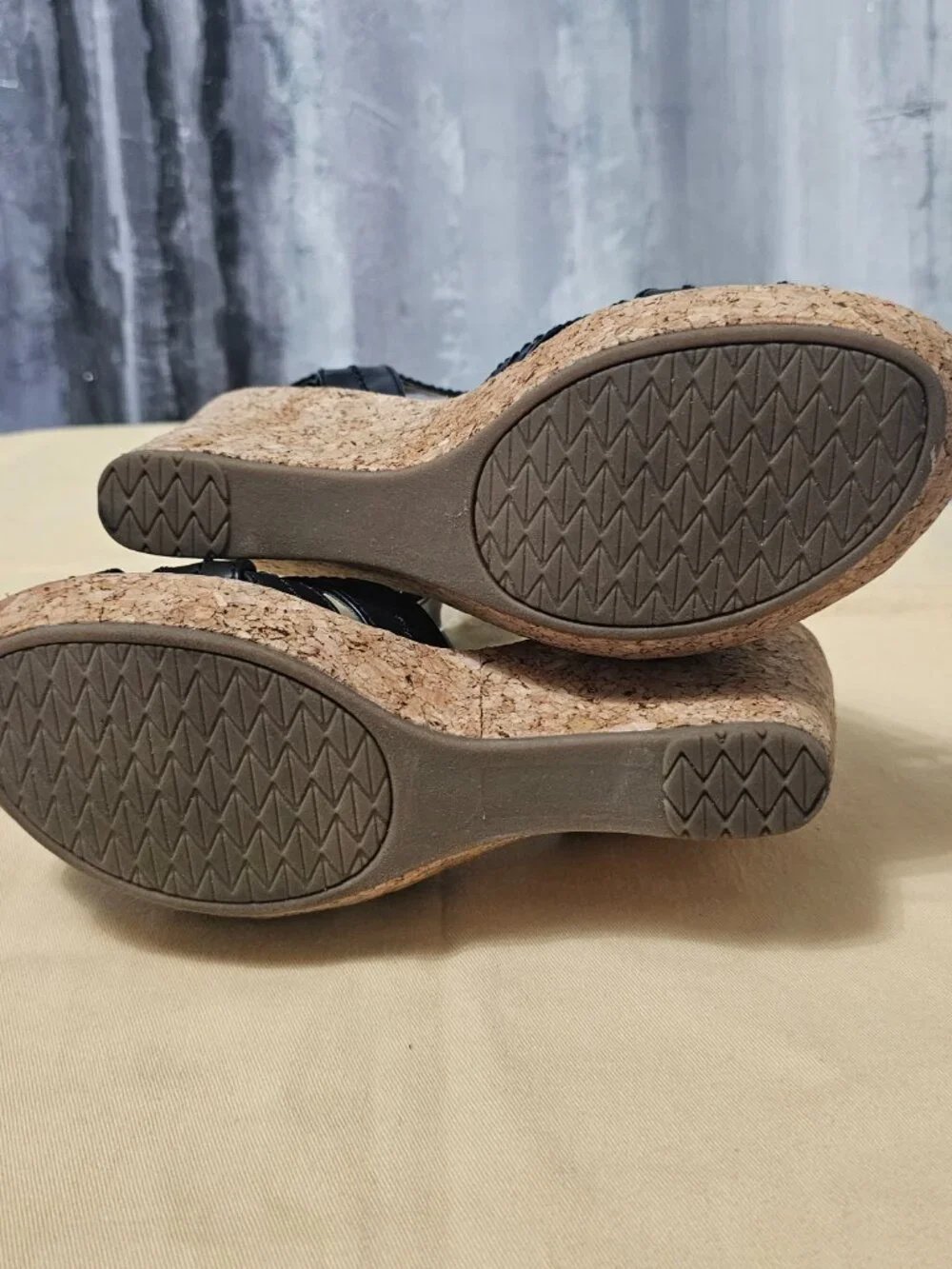 G.H. Bass & Co. Women's Black Leather Strappy Cork Wedge Sandals Shoes - Size 6 - Picture 6 of 7